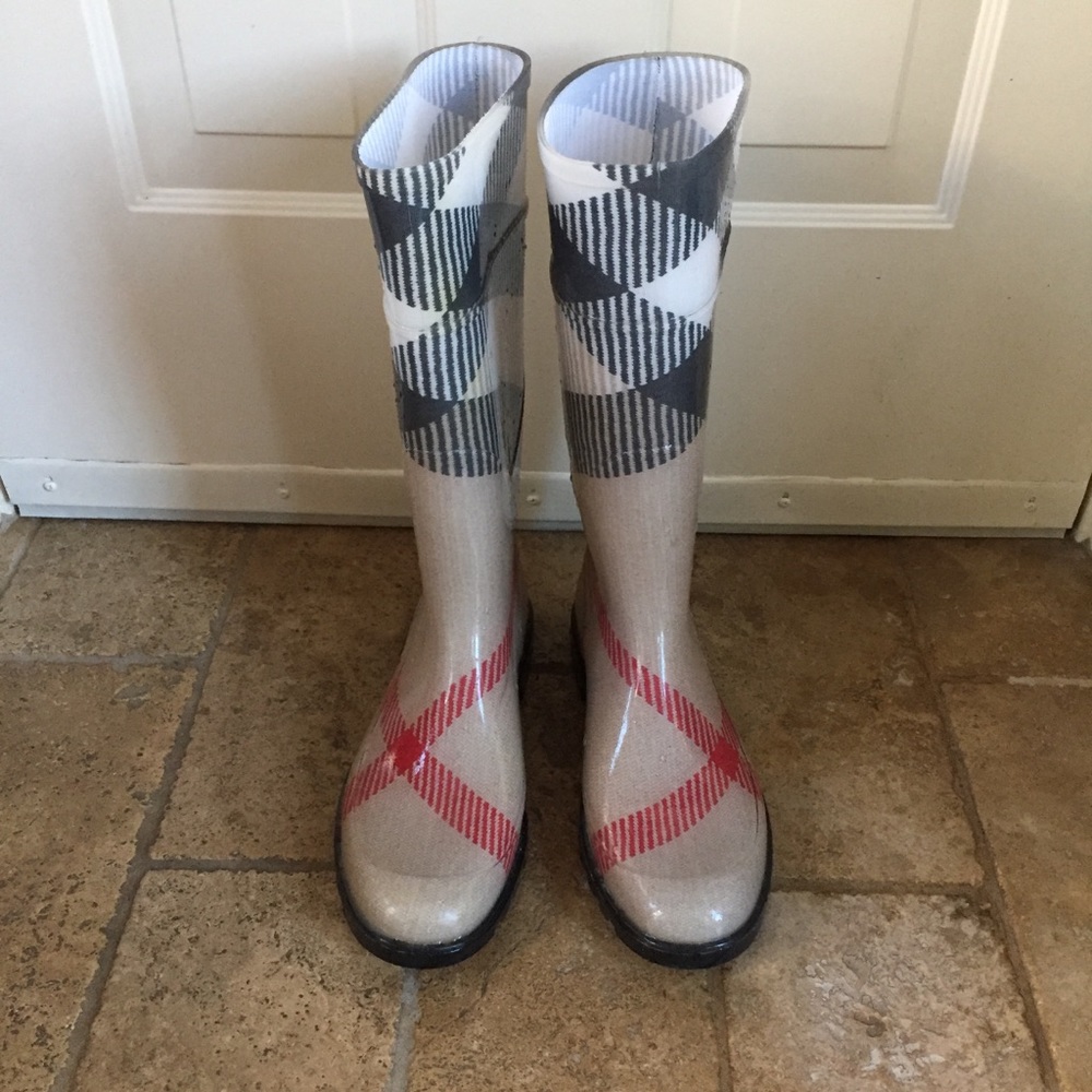 Burberry rain boots size 41 (runs small)